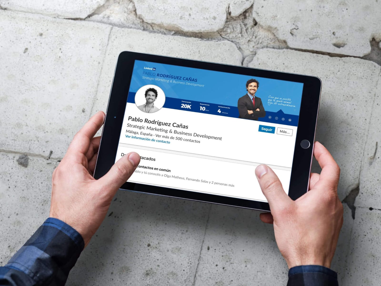 Titular de un perfil de LinkedIn visto en una tableta
